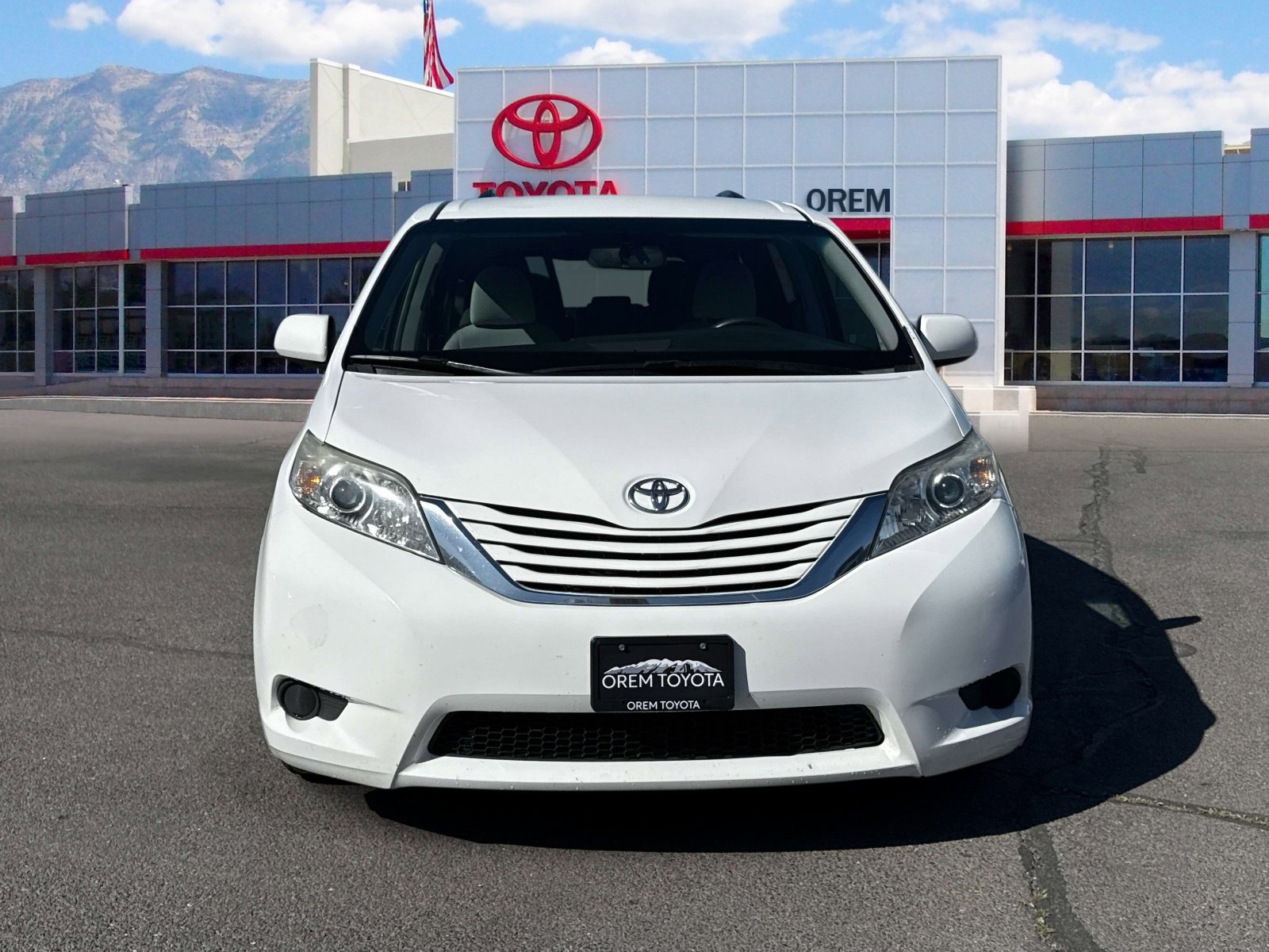 Used 2015 Toyota Sienna LE image 2