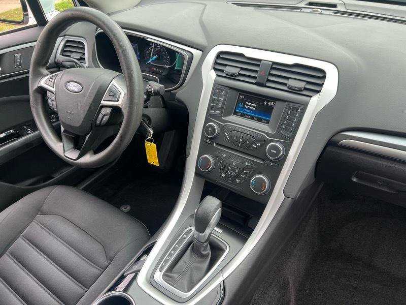Used 2015 Ford Fusion SE FWD image 12