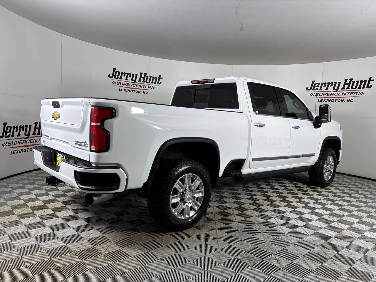 Used 2025 Chevrolet Silverado 3500 High Country w/ Technology Package AWD/4WD image 4