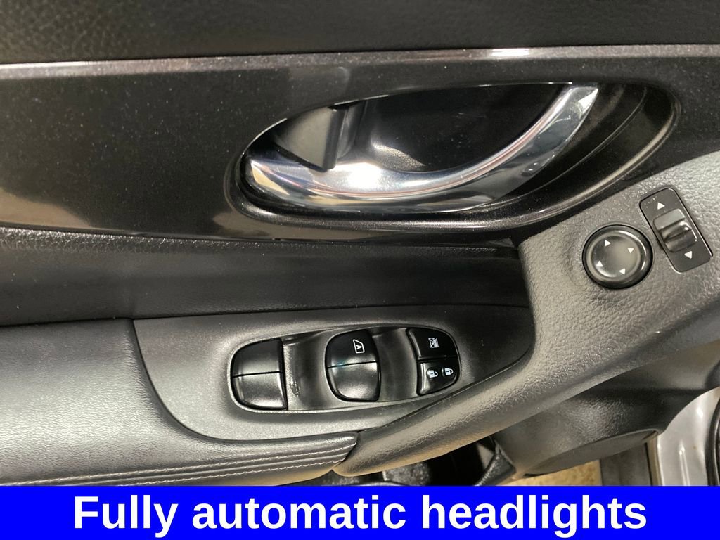 Used 2017 Nissan Rogue SV AWD/4WD image 9