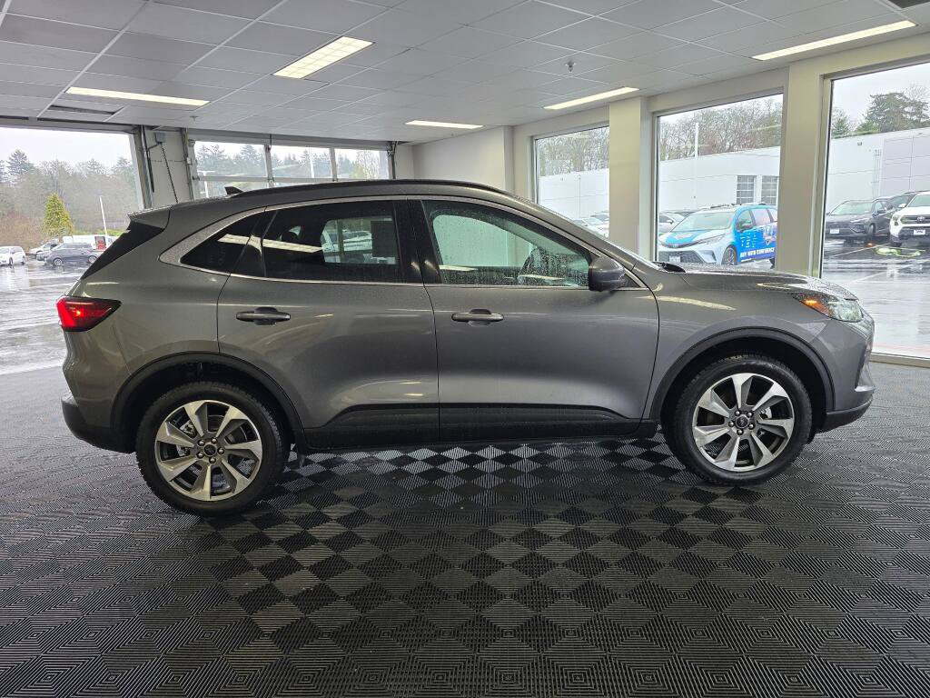 Used 2024 Ford Escape Platinum AWD/4WD image 2