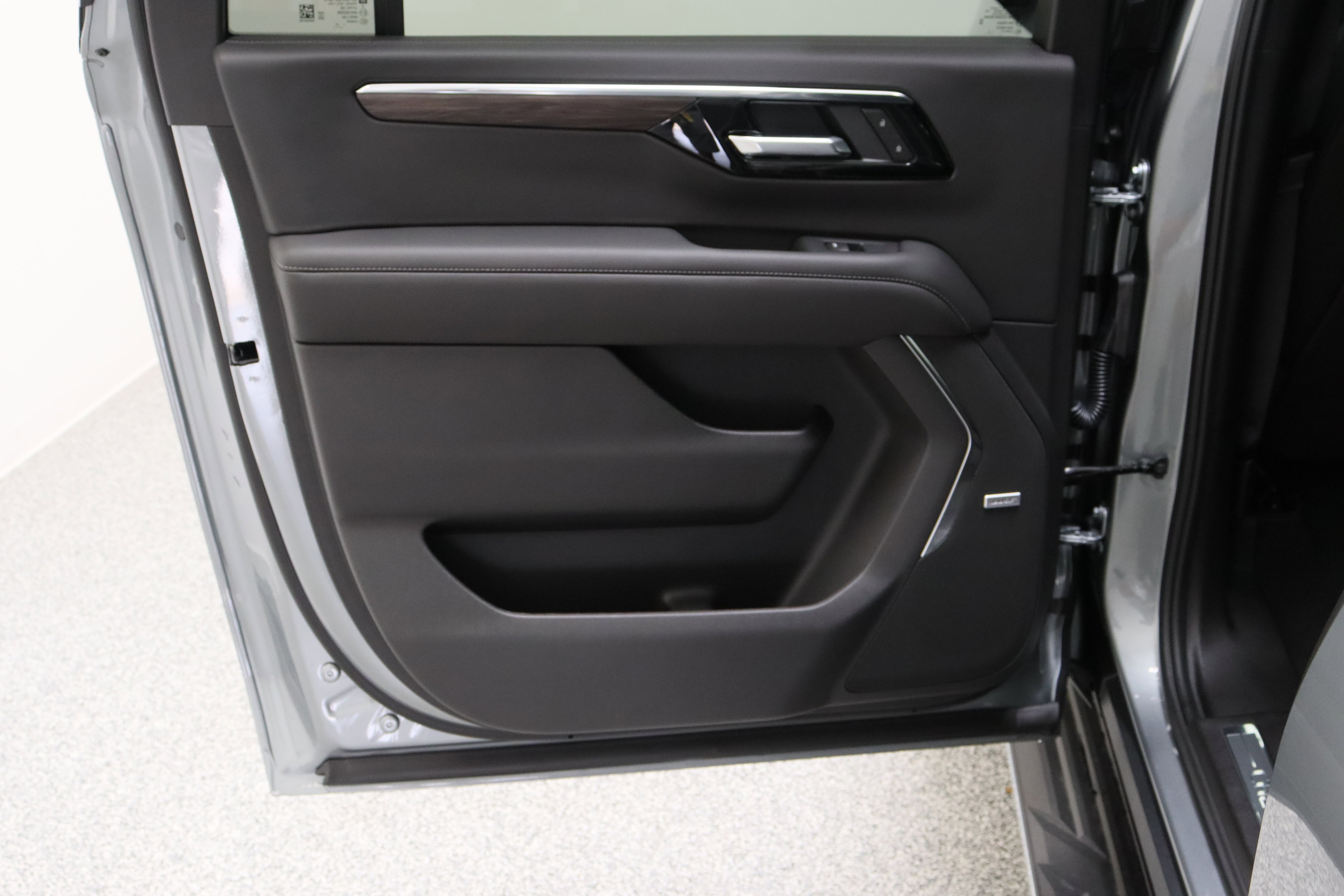 Used 2025 Chevrolet Suburban LT w/ Comfort Package RWD image 29