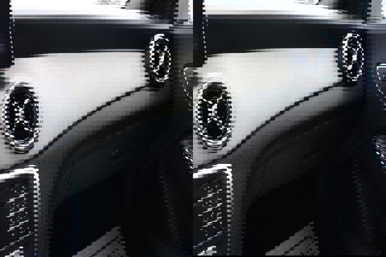 Used 2018 Mercedes-Benz CLA 250 4MATIC image 28