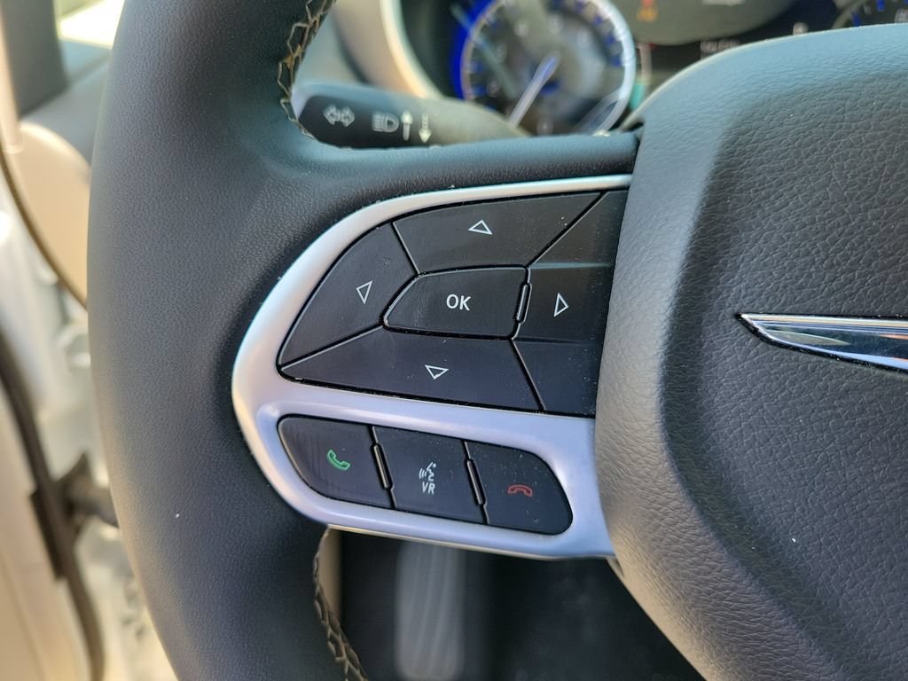 Used 2024 Chrysler Pacifica Touring-L FWD image 18