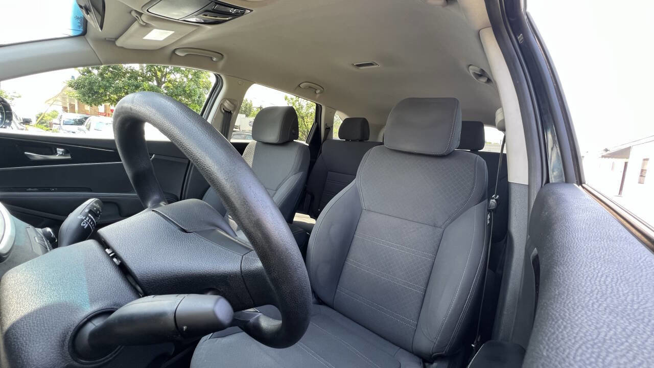 Used 2017 Kia Sorento L image 12