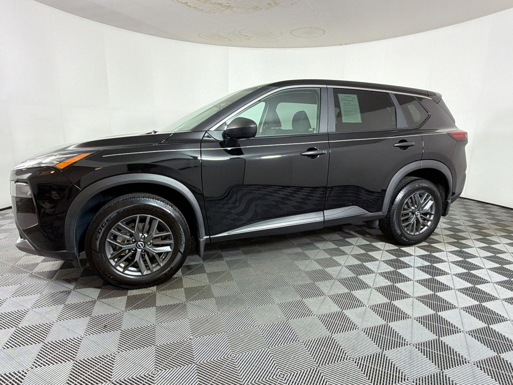 Used 2023 Nissan Rogue S AWD/4WD image 2