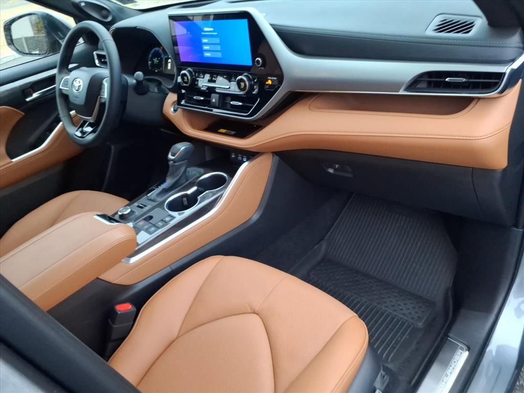 Used 2026 Toyota Highlander Platinum image 18