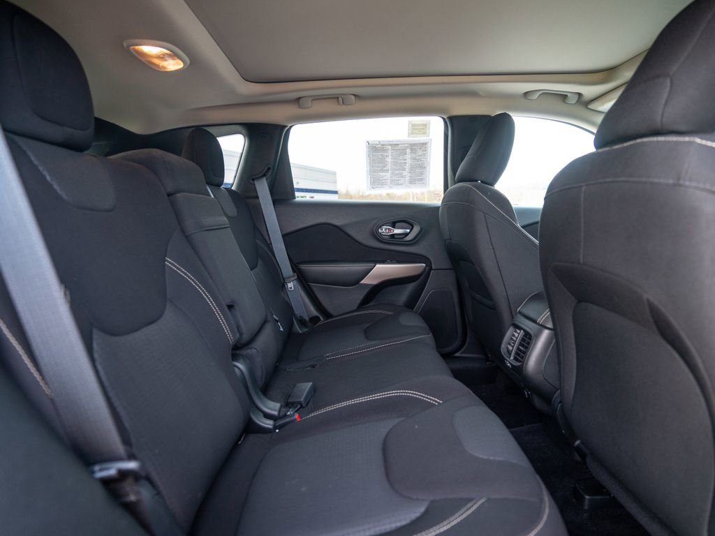 Used 2017 Jeep Cherokee Latitude w/ Comfort/Convenience Group image 40