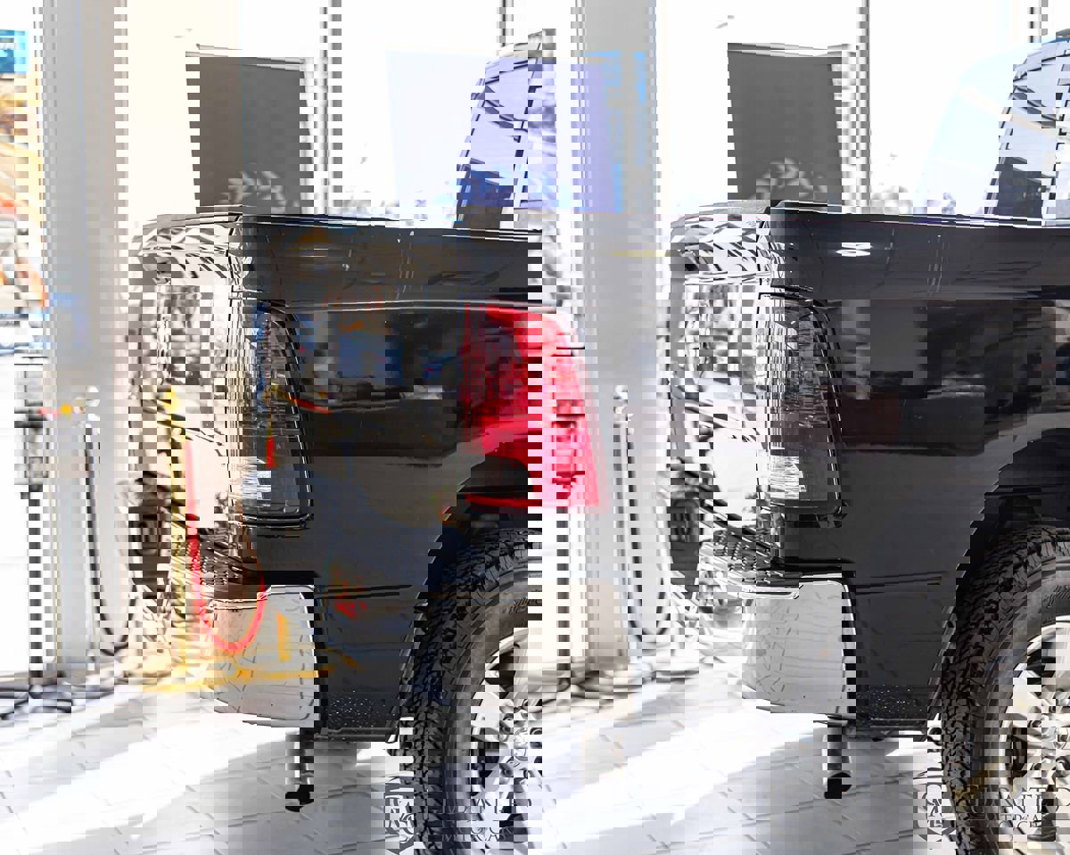 Used 2020 RAM 1500 Classic SLT w/ Luxury Group image 12