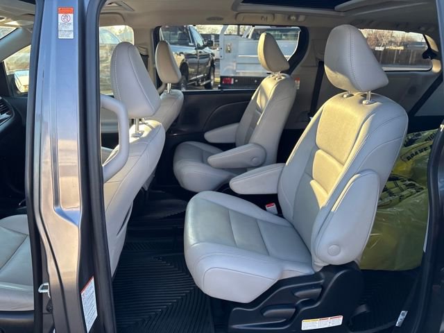 Used 2020 Toyota Sienna XLE image 21