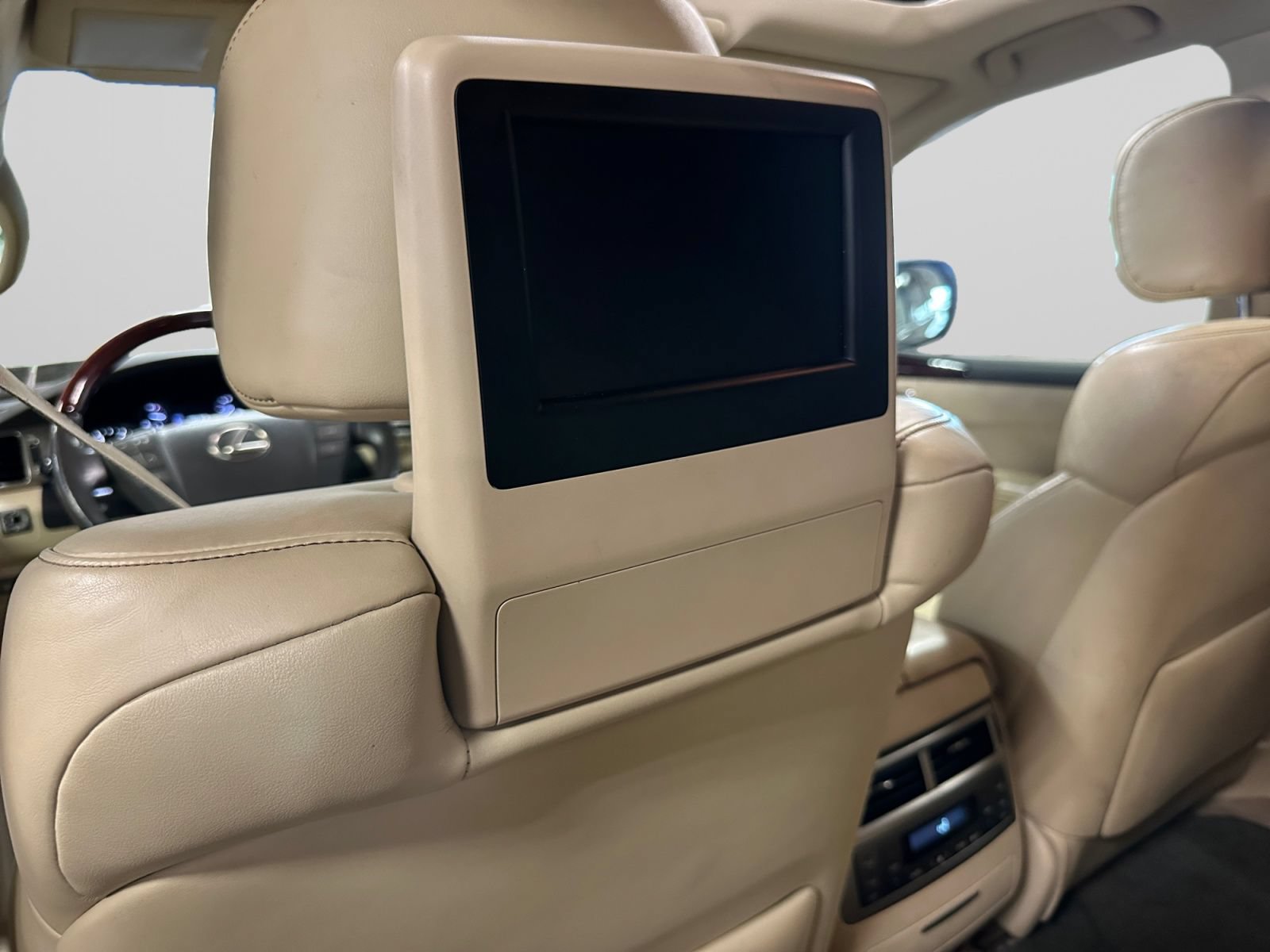 Used 2013 Lexus LX 570 4WD w/ Luxury Pkg image 39