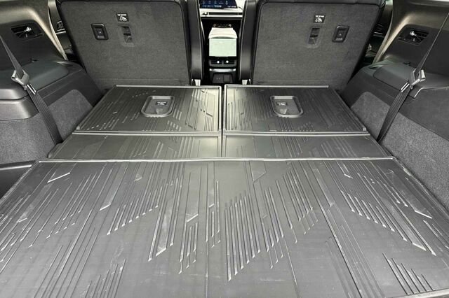 New 2026 Cadillac Vistiq Platinum image 16
