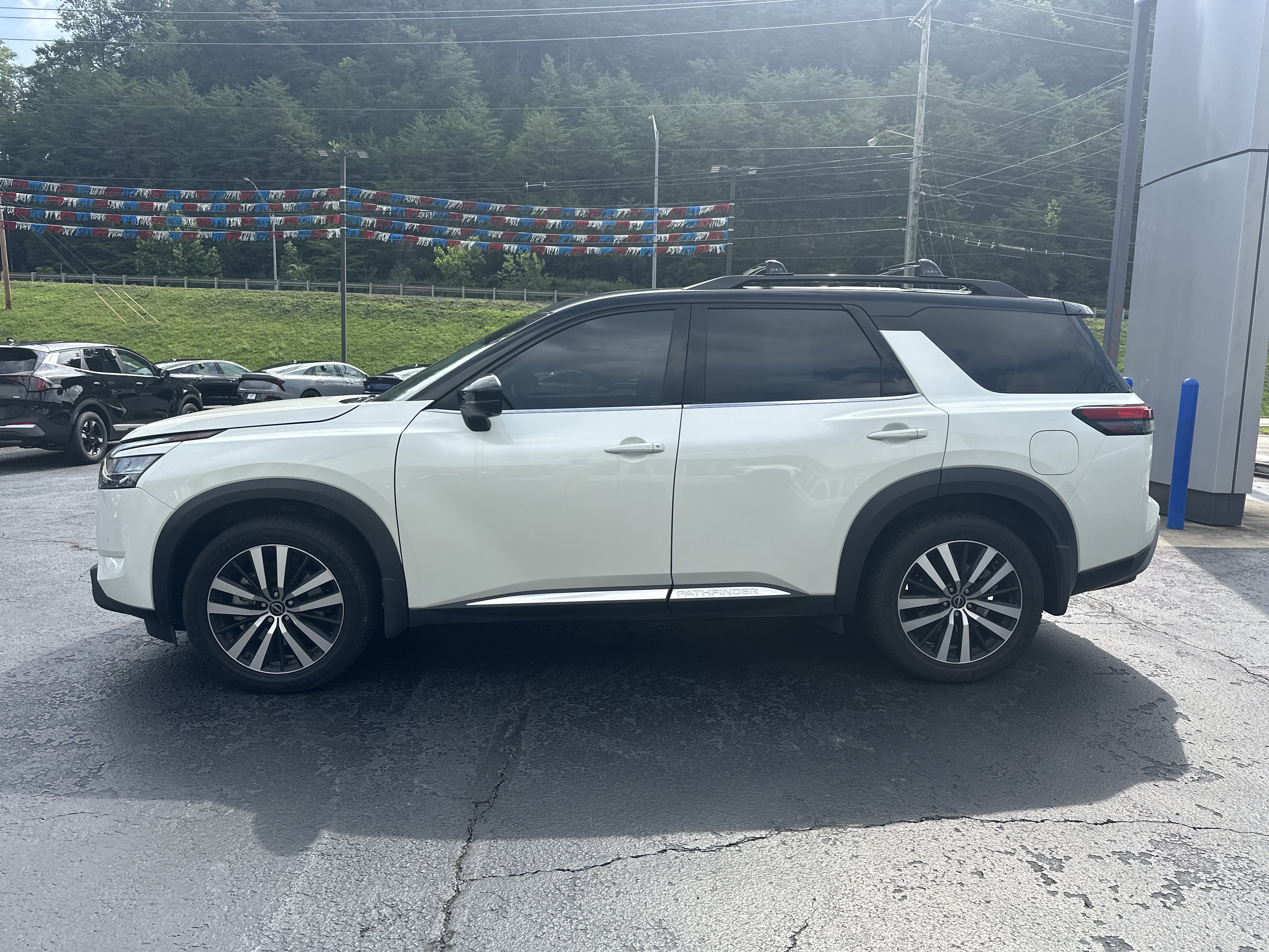 Used 2023 Nissan Pathfinder Platinum AWD/4WD image 4