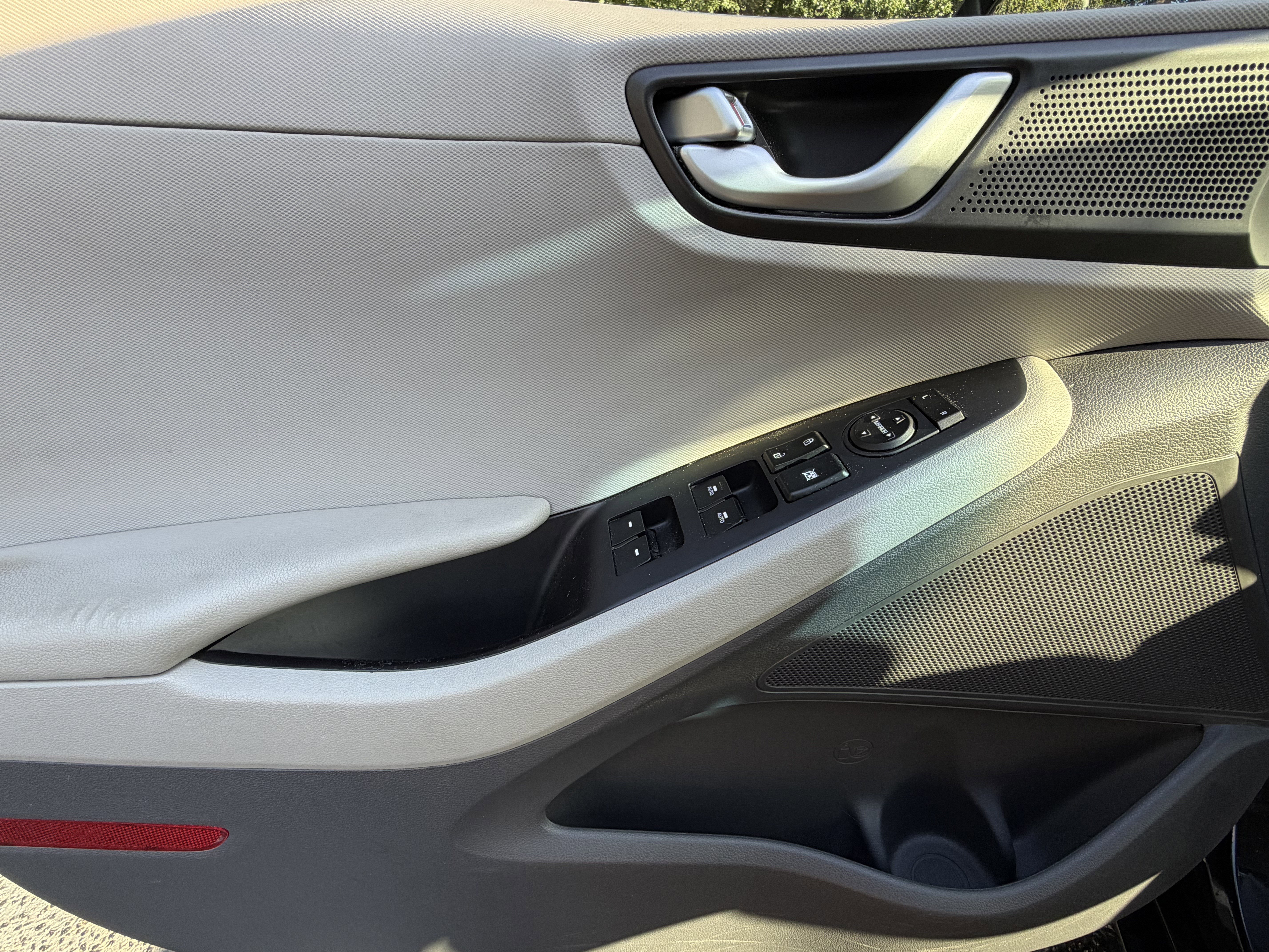 Used 2017 Hyundai Ioniq Limited FWD image 12
