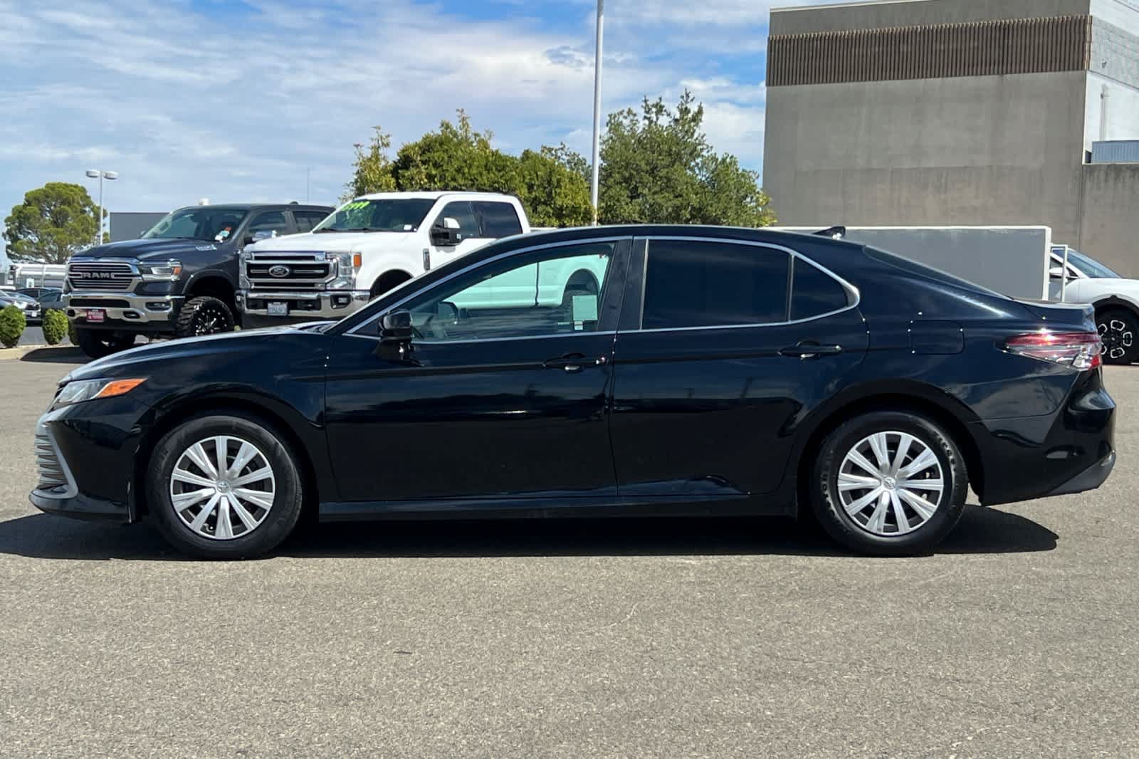 Used 2022 Toyota Camry LE FWD image 9