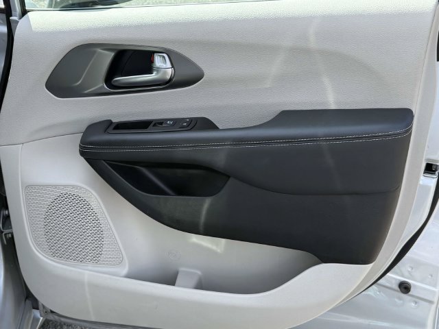Used 2024 Chrysler Pacifica Touring-L FWD image 9