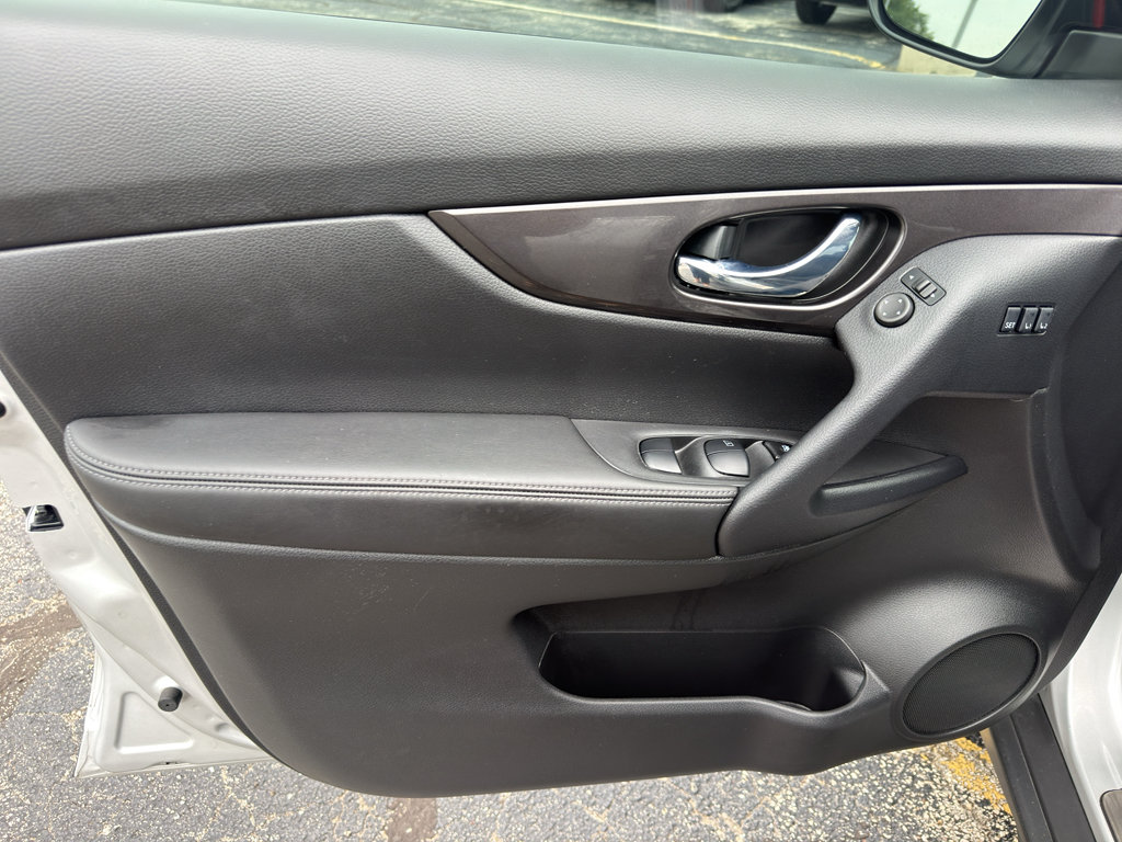 Used 2019 Nissan Rogue SV w/ Premium Package FWD image 13