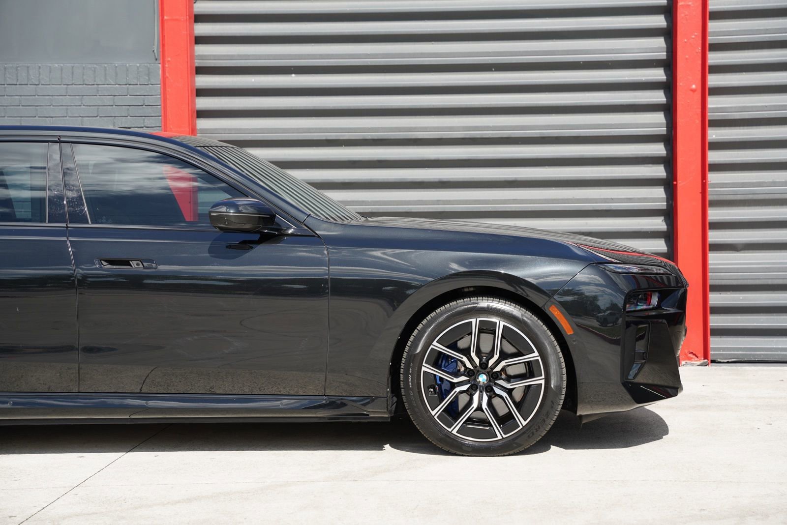 Used 2023 BMW i7 xDrive60 w/ Executive Package 2 AWD/4WD image 3
