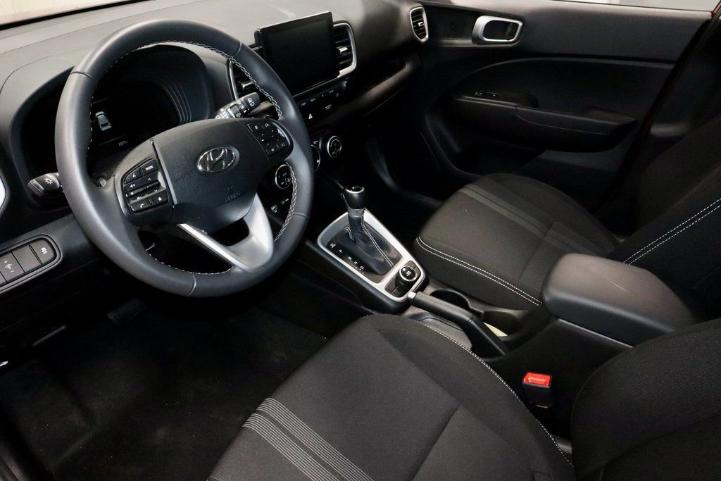 Certified 2025 Hyundai Venue SEL image 26