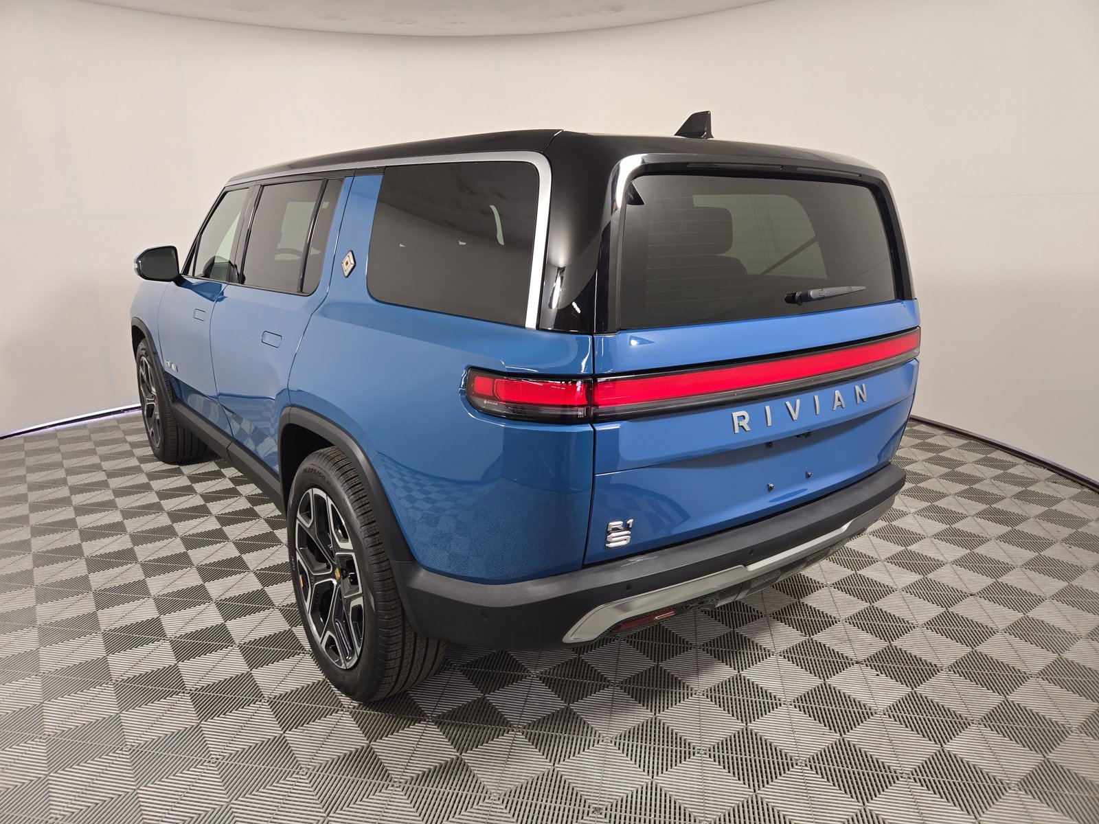 Used 2024 Rivian R1S Adventure image 3
