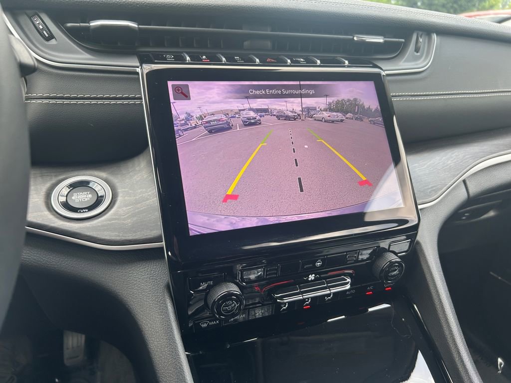 Used 2022 Jeep Grand Cherokee Limited image 19