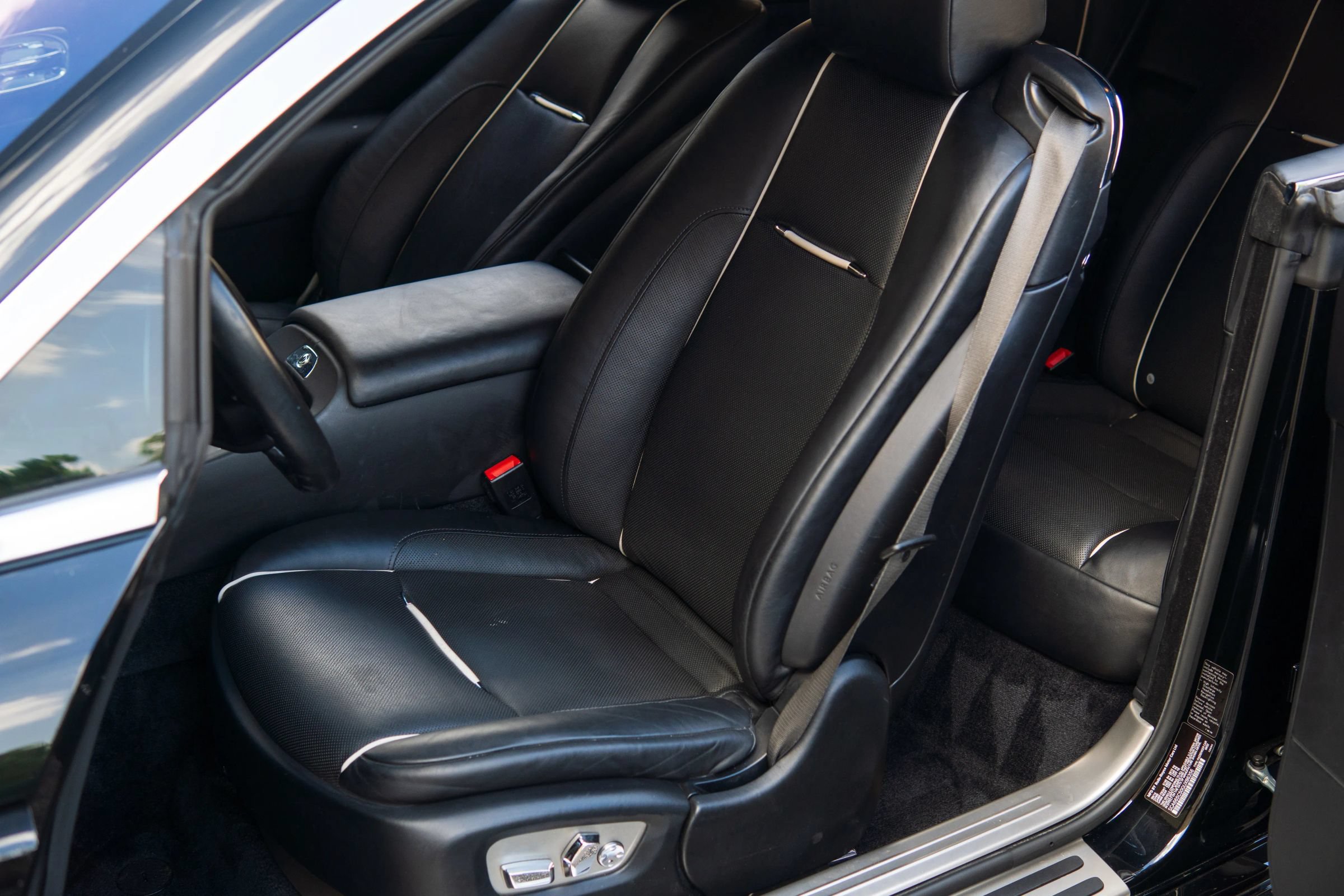Used 2016 Rolls-Royce Wraith RWD image 24