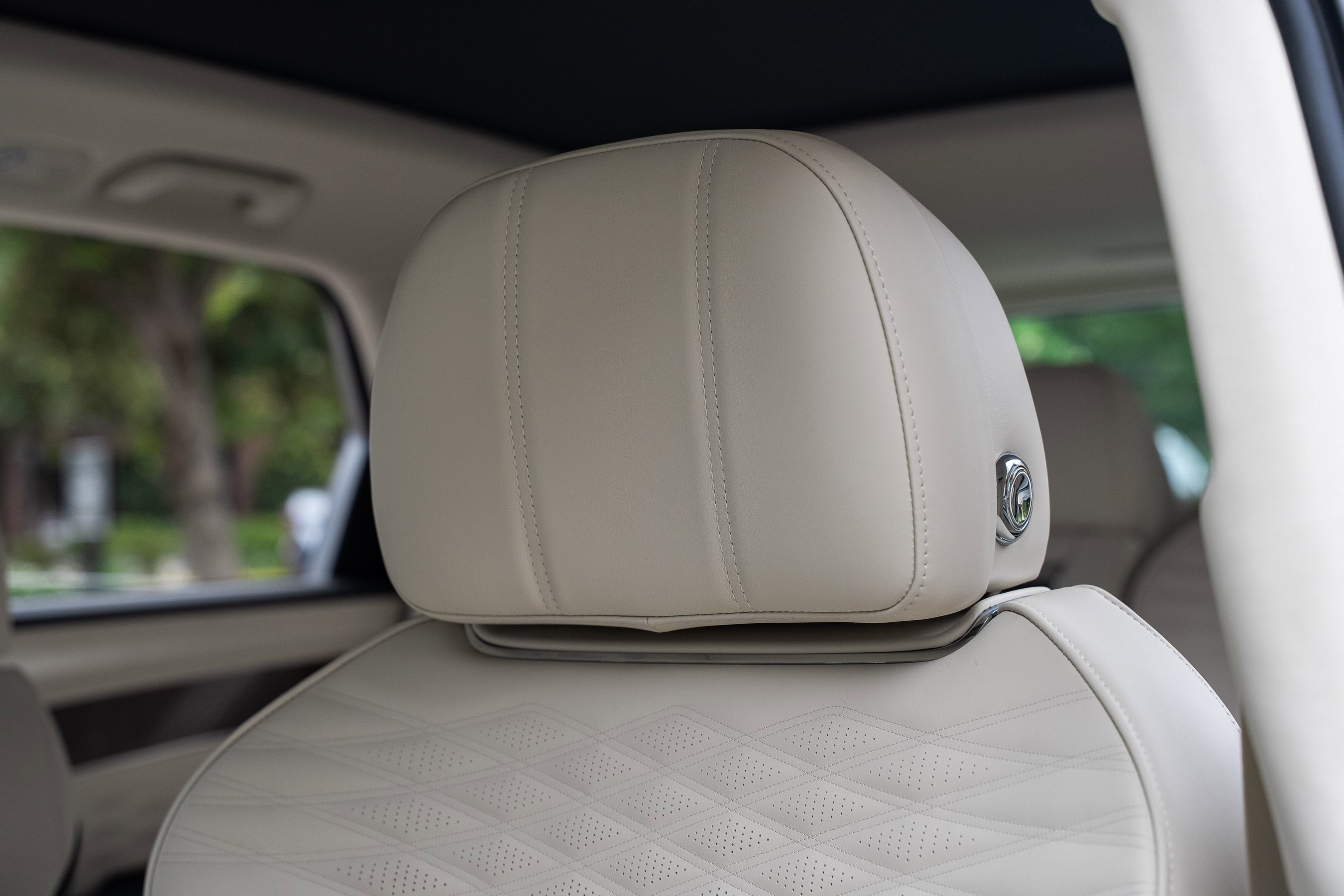 Used 2024 Bentley Bentayga Extended Wheelbase image 16