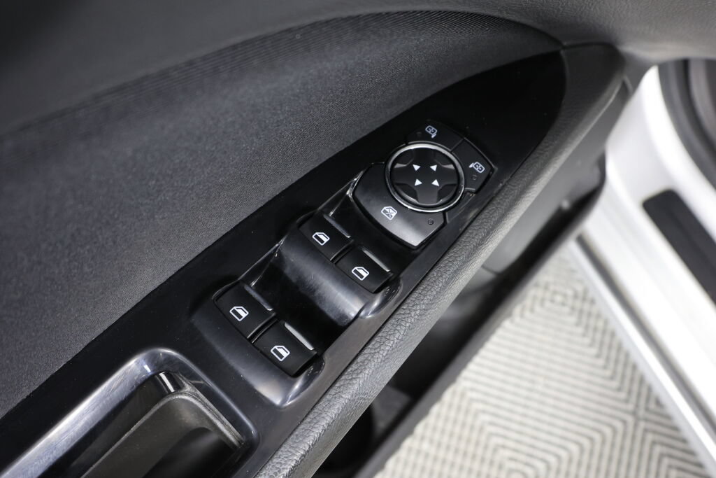 Used 2015 Ford Fusion SE FWD image 30