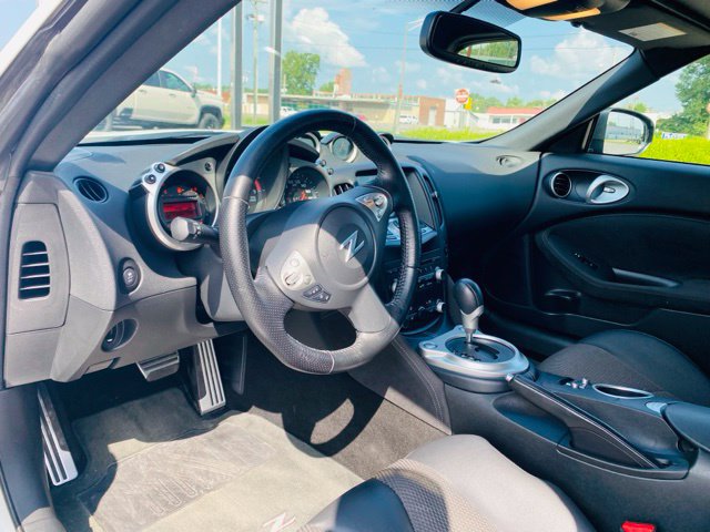 Used 2018 Nissan 370Z Touring Sport RWD image 25