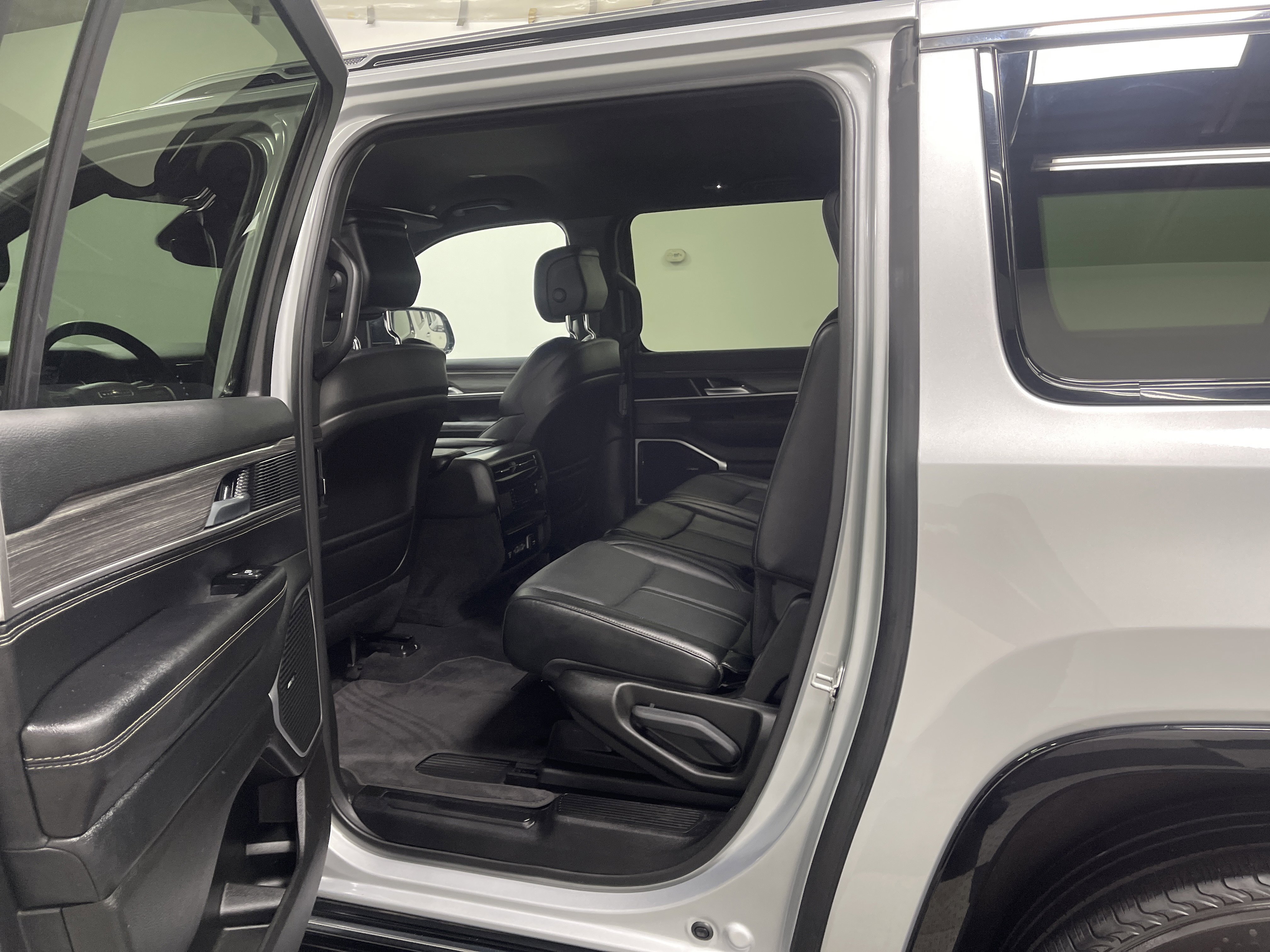 Used 2024 Jeep Wagoneer L Series II w/ Flexible Seating Group image 13