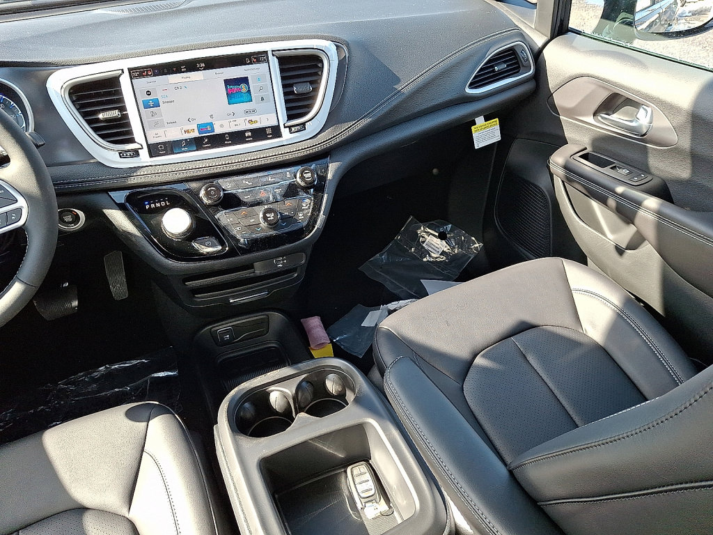 New 2026 Chrysler Pacifica Select image 13