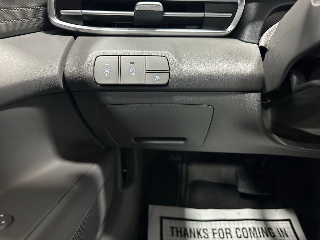 Used 2025 Hyundai Elantra SE image 17