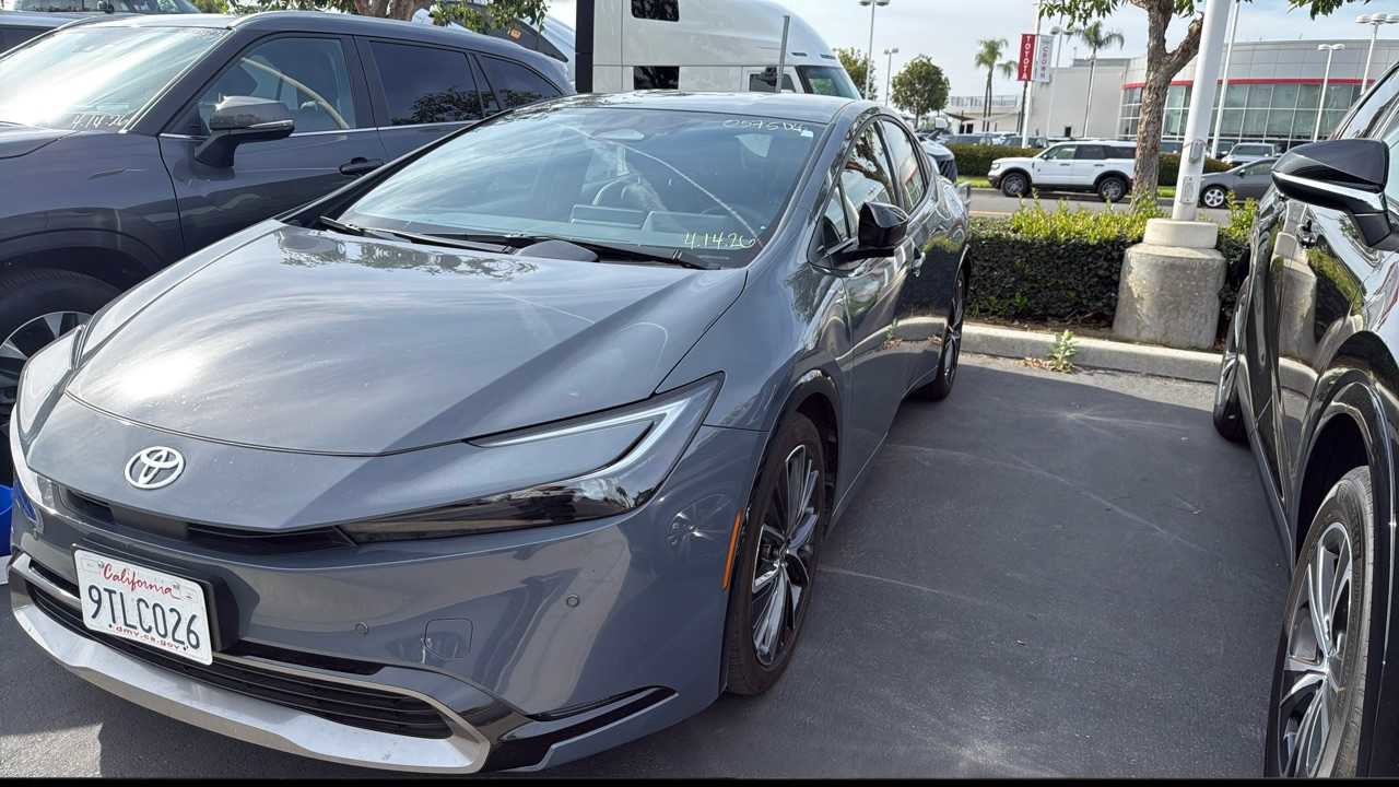 Used 2025 Toyota Prius XLE image 1