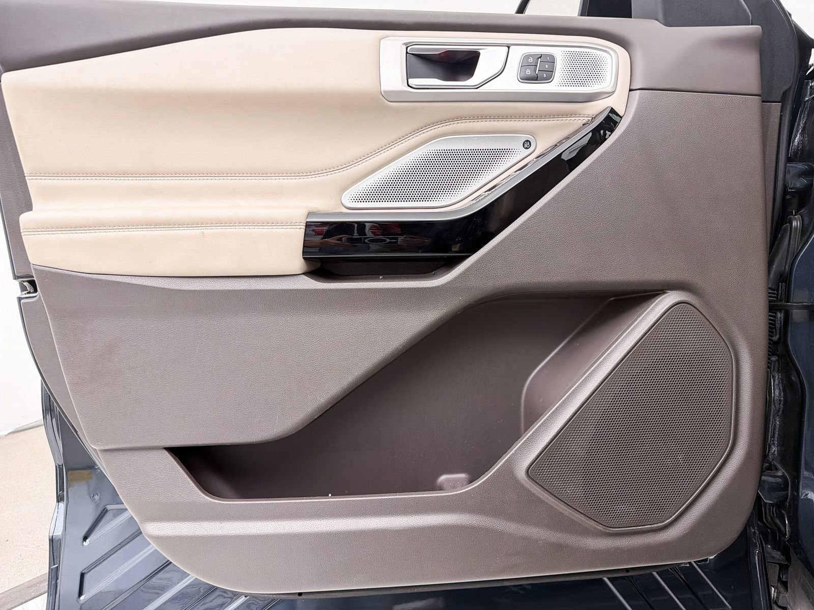 Used 2023 Ford Explorer Platinum w/ Technology Package AWD/4WD image 19