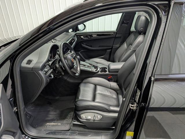 Used 2023 Porsche Macan w/ Premium Package Plus image 17