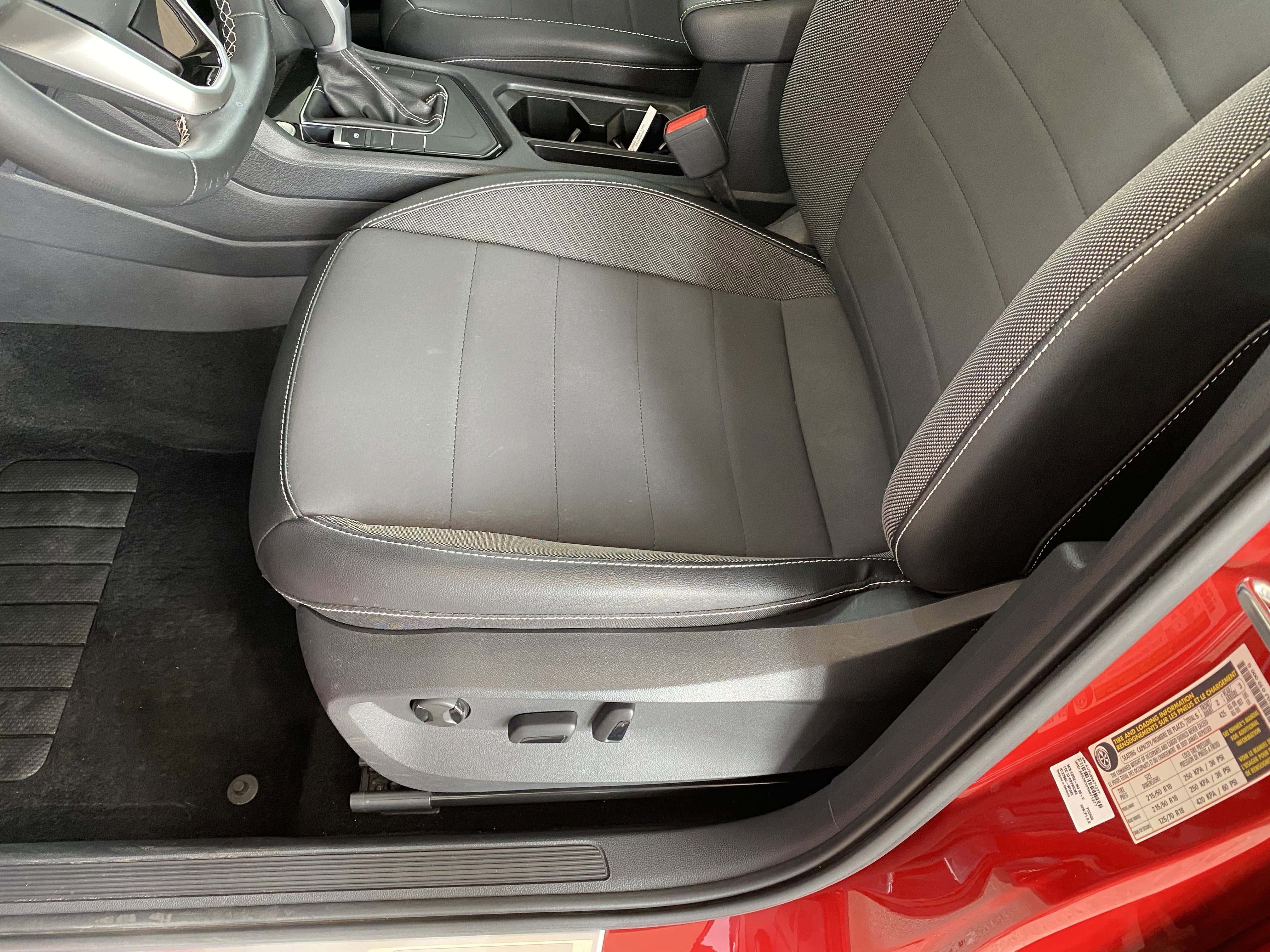 Used 2023 Volkswagen Taos SE w/ Panoramic Sunroof Package image 12