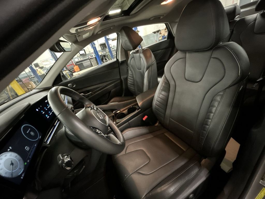 Used 2021 Hyundai Elantra Limited image 15