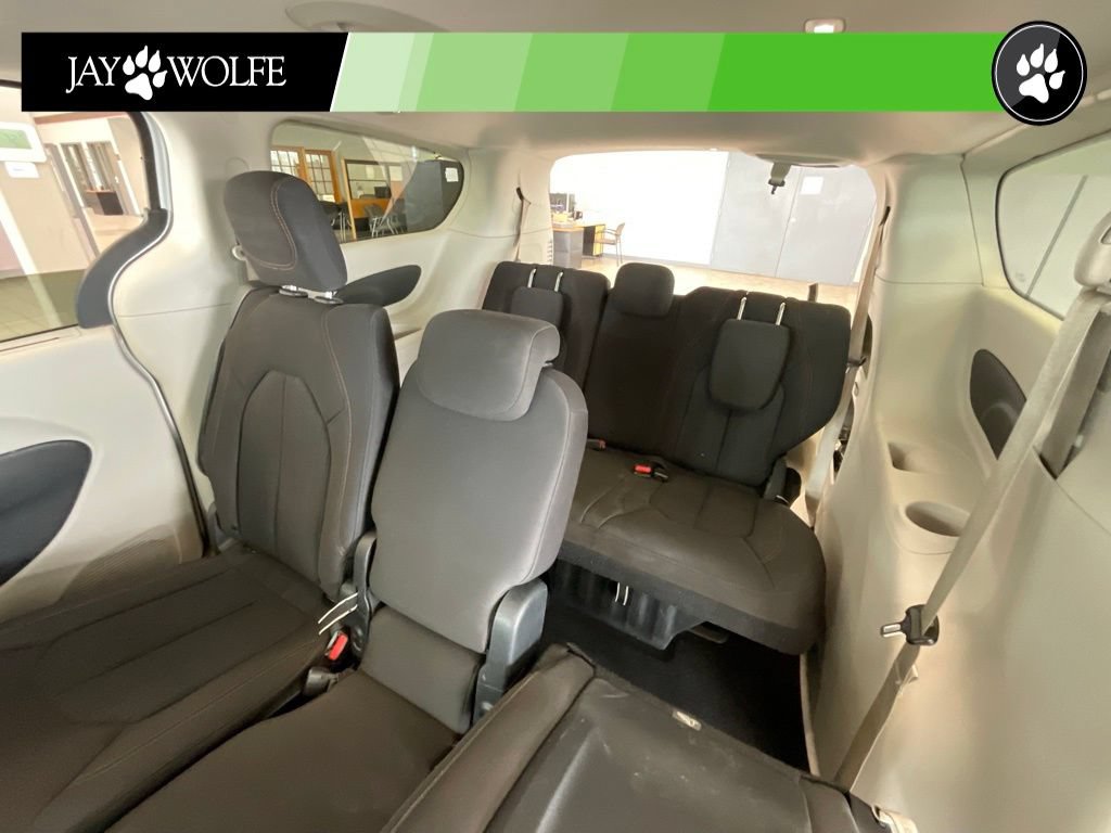 Used 2020 Chrysler Pacifica Touring FWD image 23