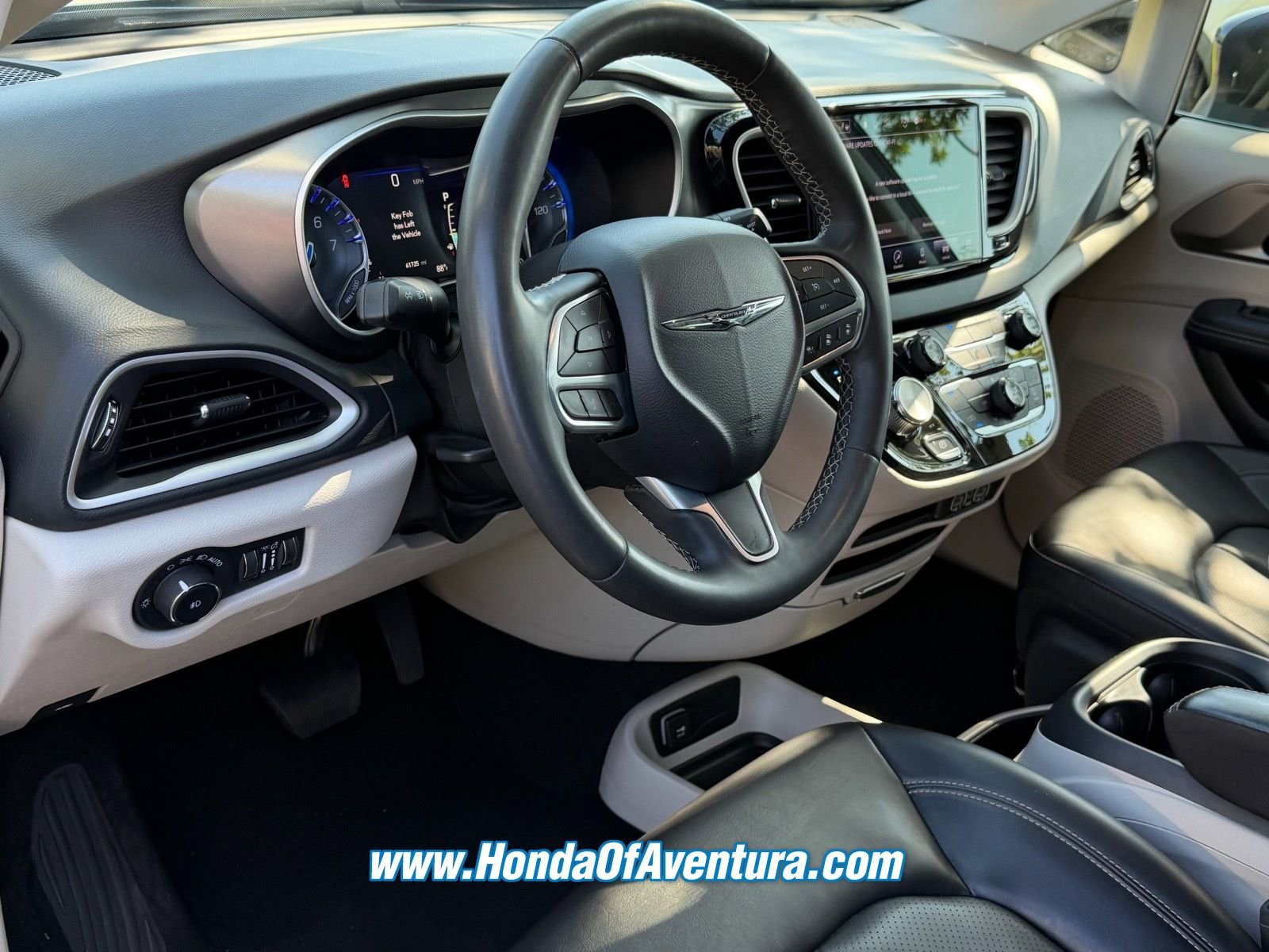 Used 2023 Chrysler Pacifica Touring-L FWD image 25