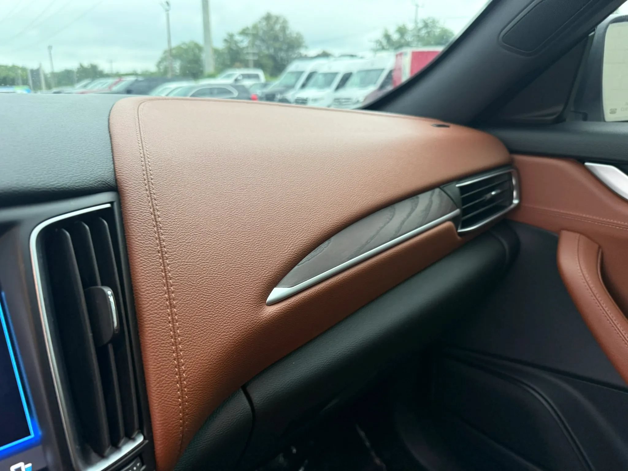 Used 2018 Maserati Levante AWD/4WD image 30