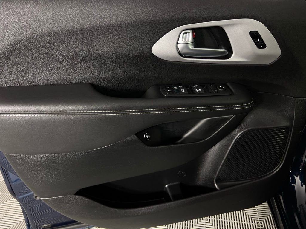 Certified 2024 Chrysler Pacifica Limited image 25