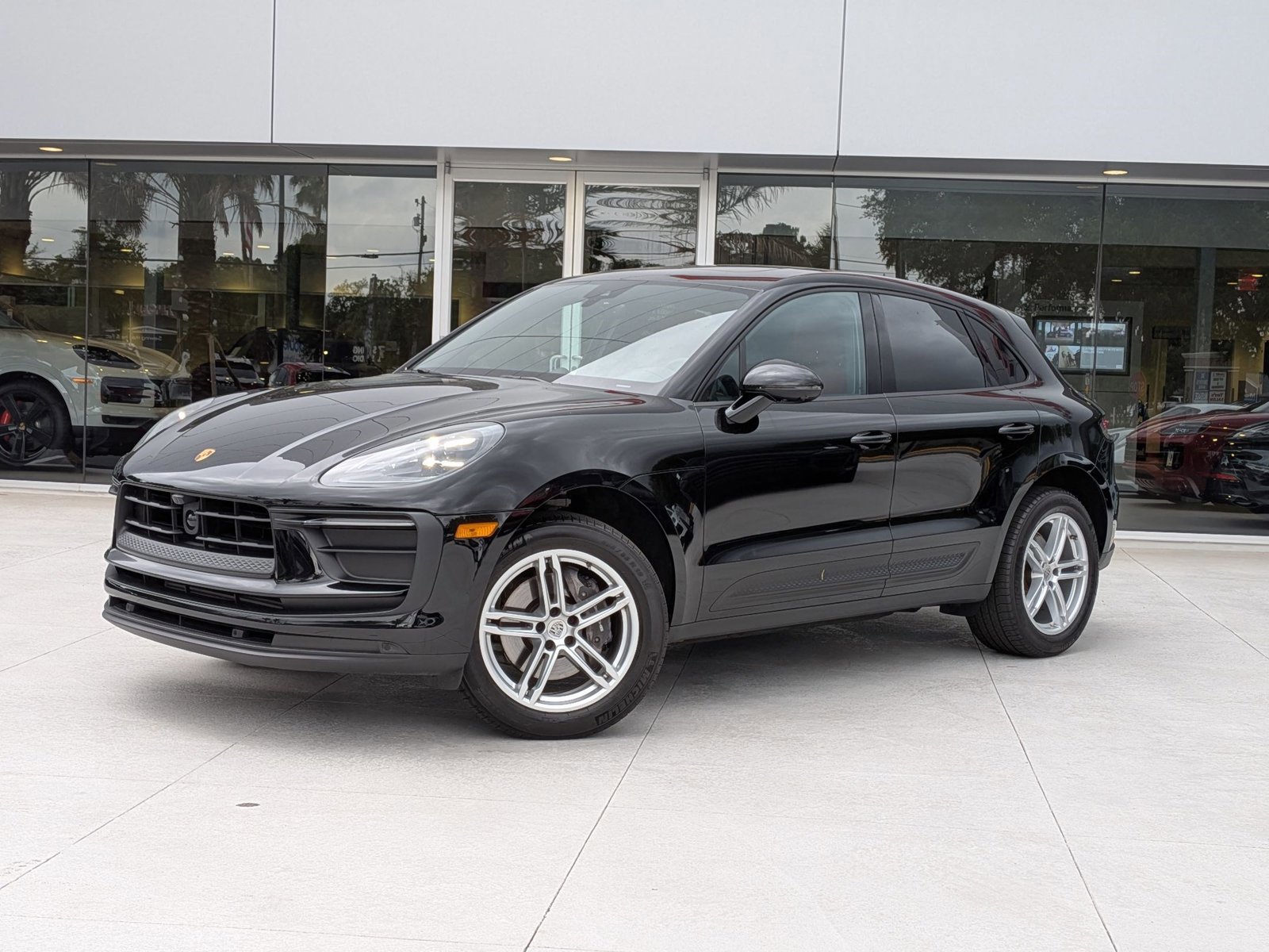 Certified 2025 Porsche Macan AWD/4WD image 1