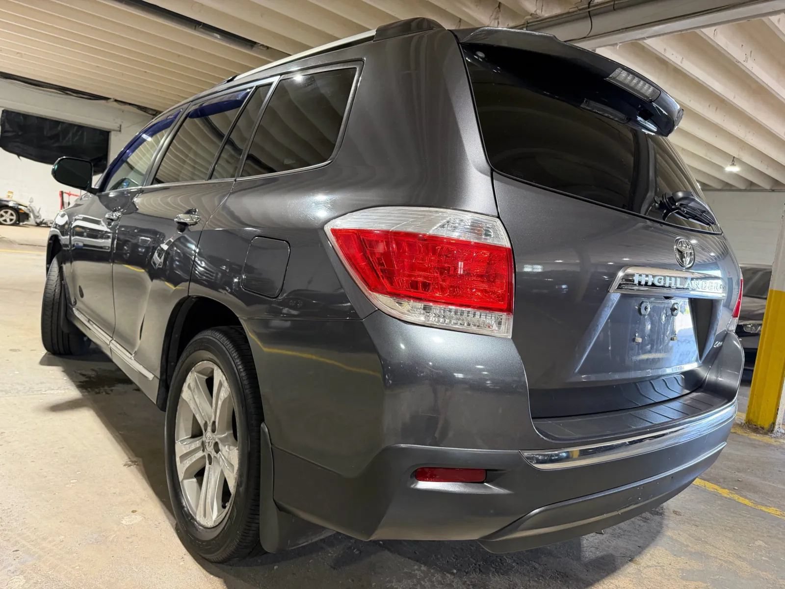 Used 2012 Toyota Highlander Limited w/ Tow Pkg AWD/4WD image 3