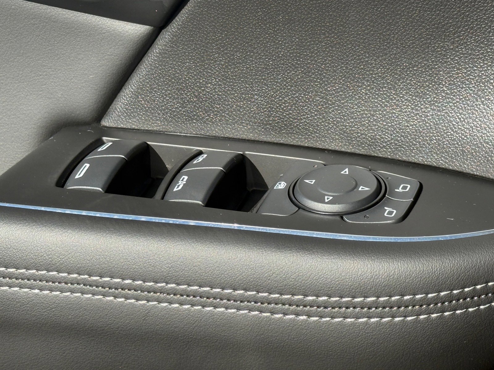 Used 2023 Buick Envision Essence w/ Sport Touring Package image 31