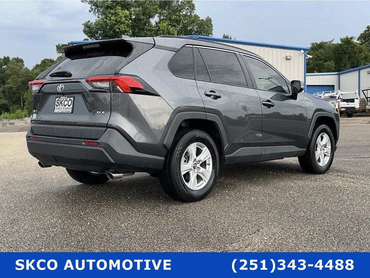Used 2021 Toyota RAV4 XLE Premium FWD image 5