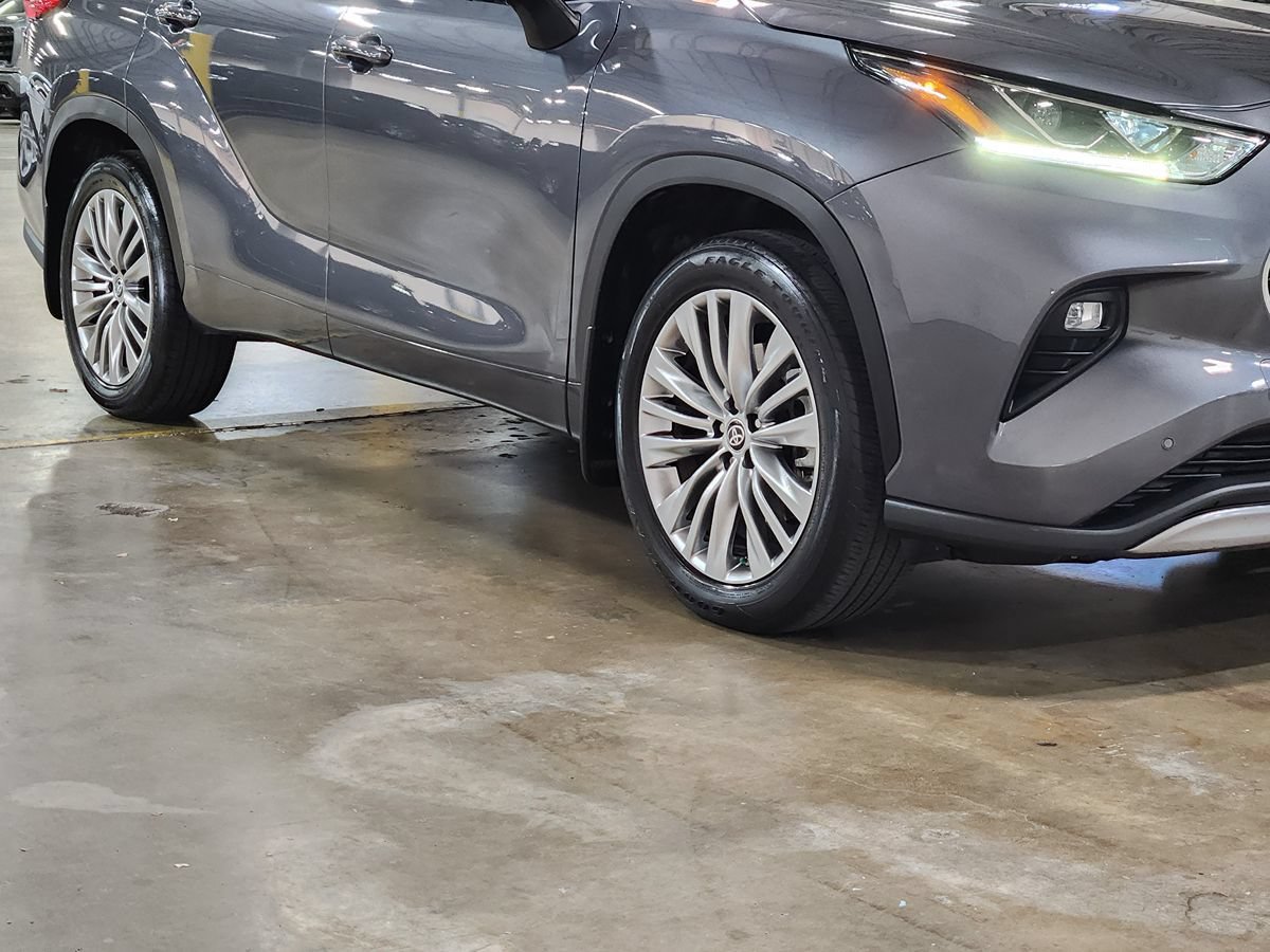 Used 2023 Toyota Highlander Platinum FWD image 16
