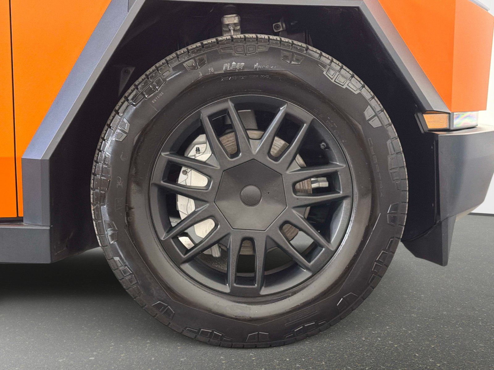 Used 2024 Tesla Cybertruck AWD Crew Cab image 21
