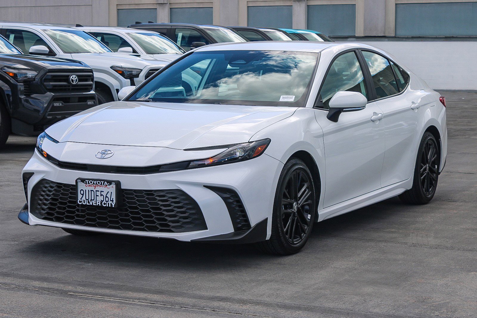 Used 2025 Toyota Camry SE image 3