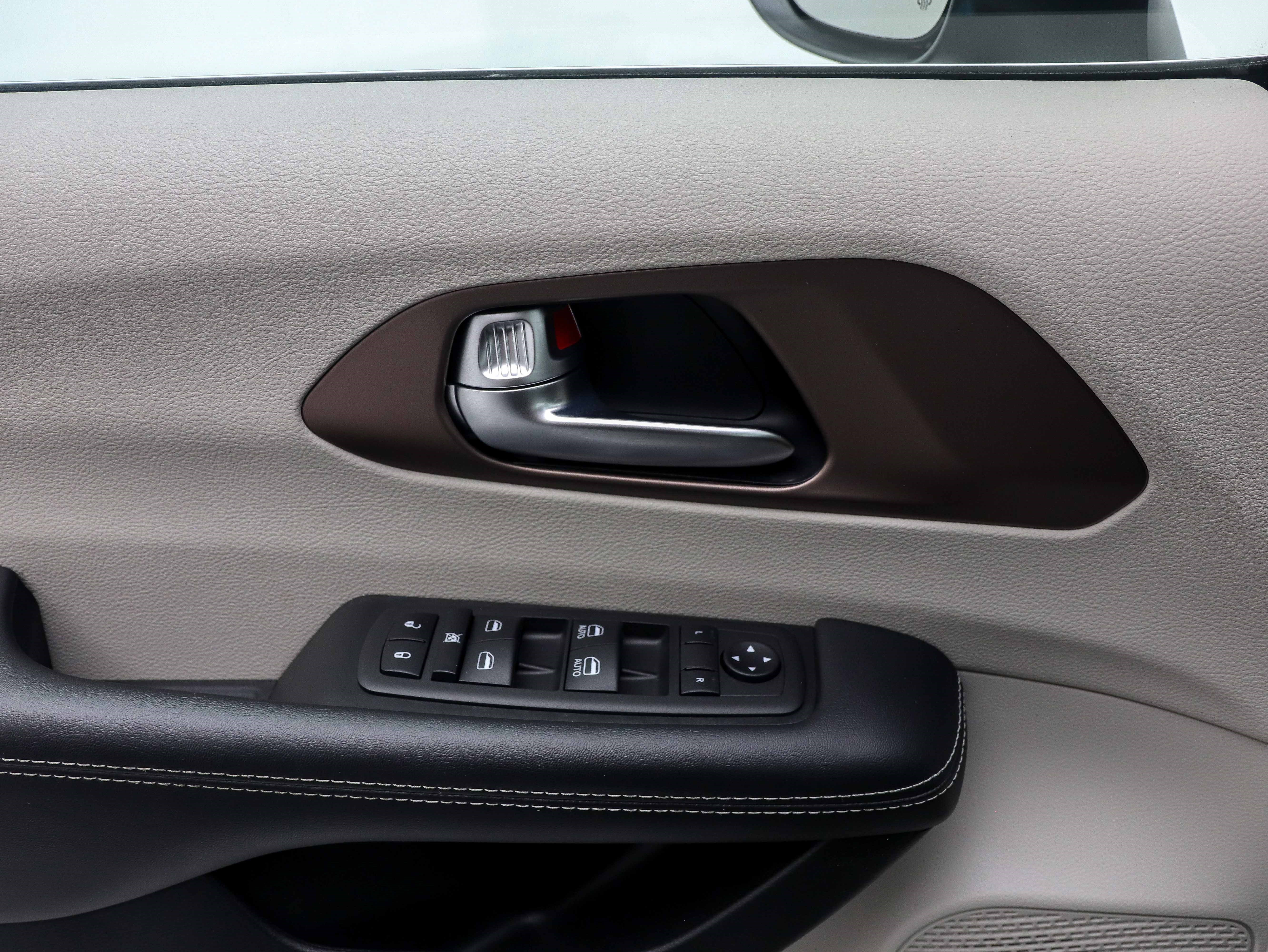 Used 2023 Chrysler Voyager LX image 29