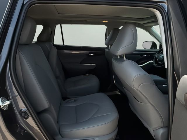 Used 2023 Toyota Highlander Platinum FWD image 12